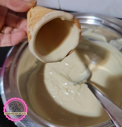 Cono bañado con chocolate blanco por dentro