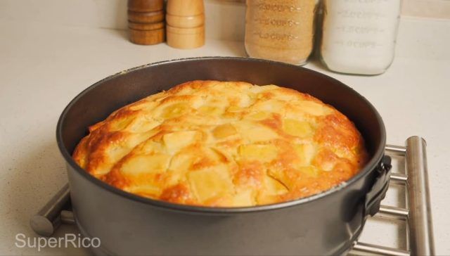 Bizcocho de manzana recién horneado