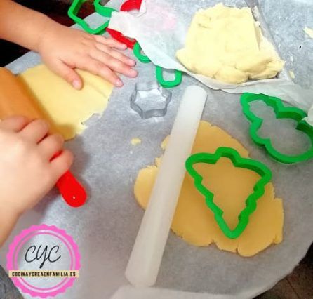 estirando y cortando la masa de las galletas de mantequilla