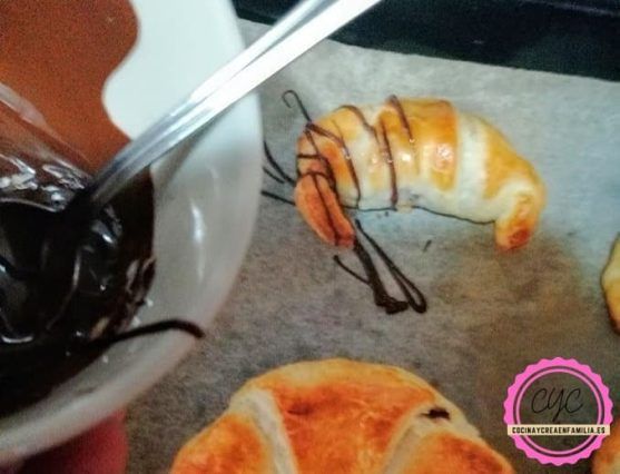 decorando el croissant de Nutella con chocolate