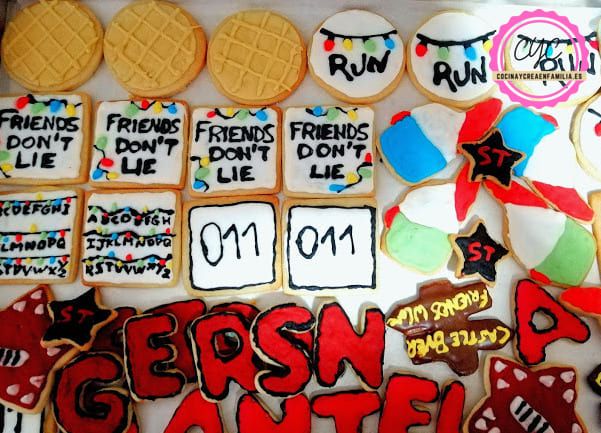 Galletas temáticas de Stranger Things decoradas con glasa real