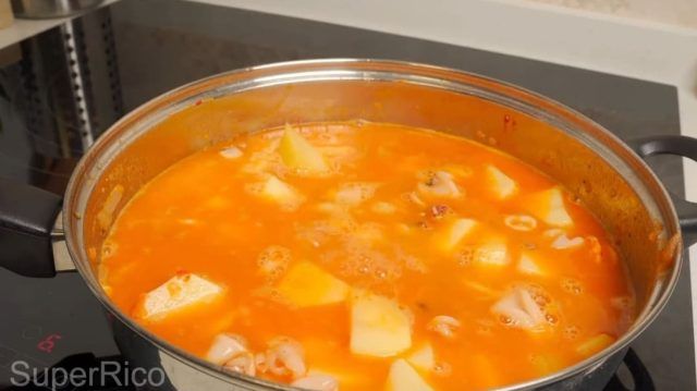 Guiso de calamares con patatas en la olla 