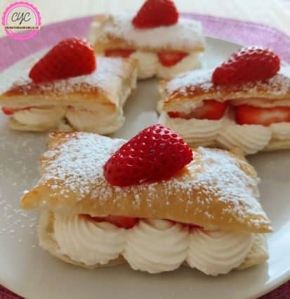 hojaldre con nata y fresas