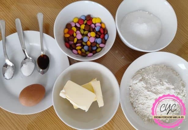 ingredientes para hacer las galletas con lacasitos