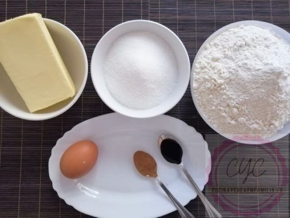 mantequilla, azúcar, huevo, harina, cucharadas de esencia