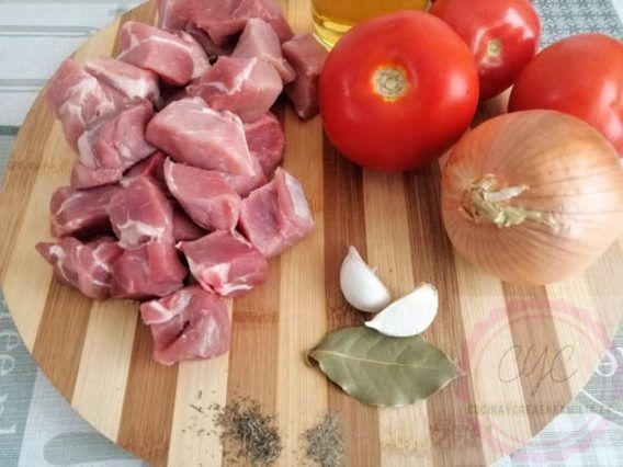 carne, tomate, cebolla, ajo, laurel, vino