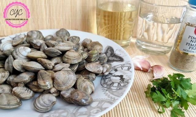 Chirlas, ajos, perejil, vino blanco y pimienta