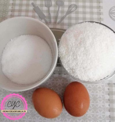 azúcar, huevo y coco rallado
