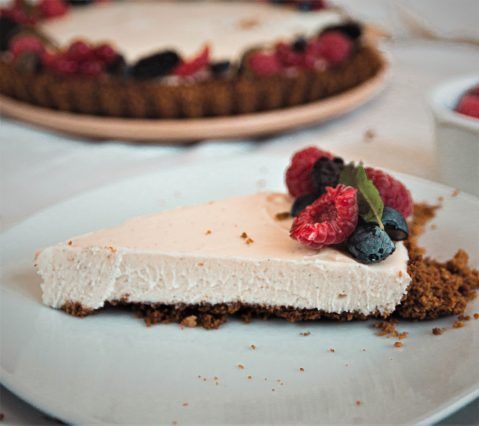 Tartaleta con base de recorte de bizcocho y frutillas