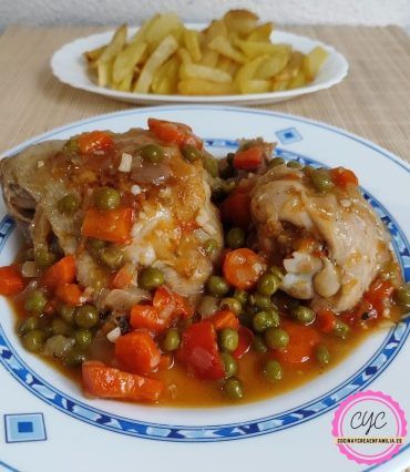 pollo a la jardinera con patatas fritas