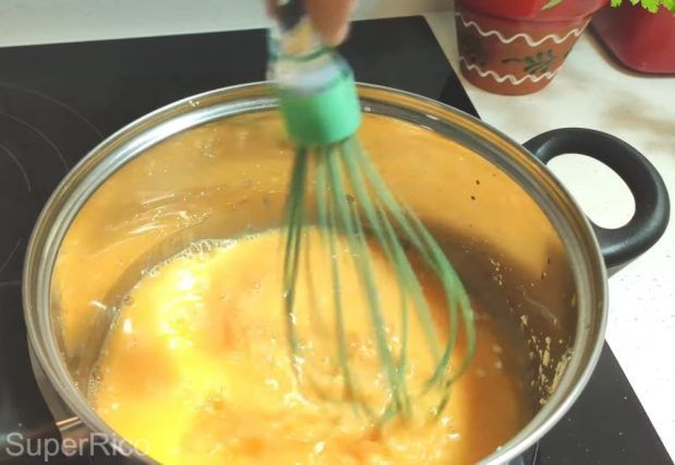 Cocinando el postre de naranja