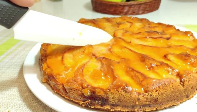 Tarta de manzana y cuchillo