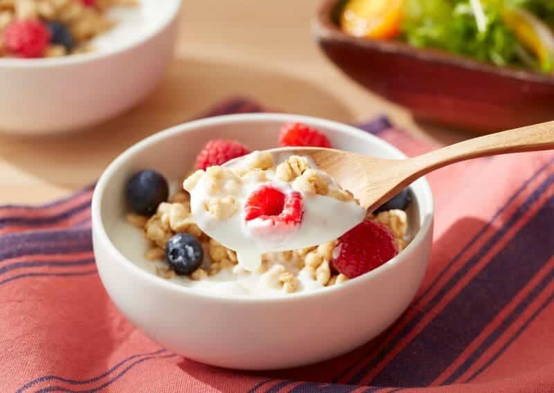Yogur-y-granola-para-brunch-en-casa