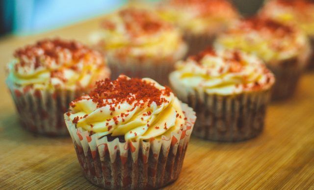 Cupcake decorada con migas de bizcocho