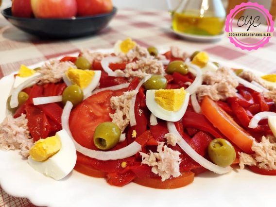 Ensalada de pimientos asados con atún y huevo duro