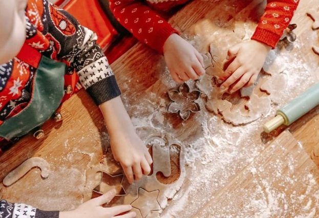 niños cortando la masa de galletas