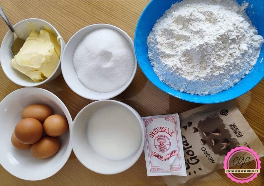 ingredientes del bizcocho con pepitas de chocolate esponjoso