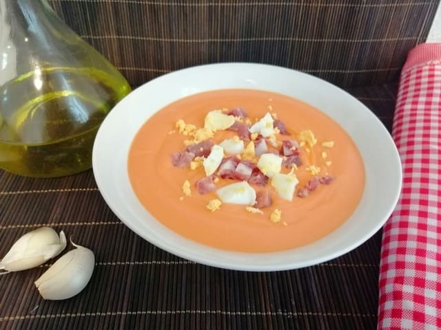 salmorejo con huevo duro picado y taquitos de jamón